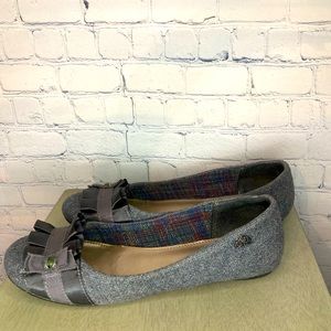 Women’s Preowned Gray Flats Fergalicious by Fergie Size 8M